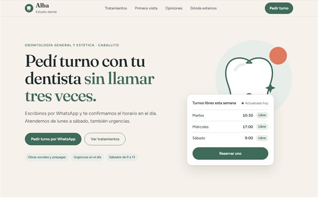 La demo del consultorio en computadora: titular «Pedí turno con tu dentista sin llamar tres veces» y una tarjeta con turnos libres.